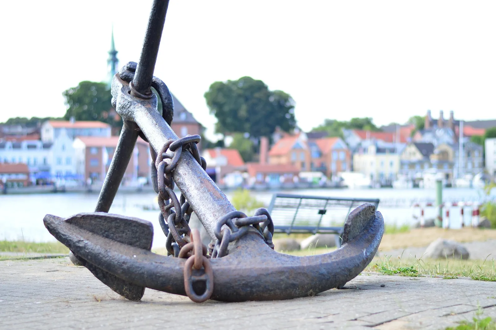 Alter Anker an der Hafenpromenade einer Ostseestadt