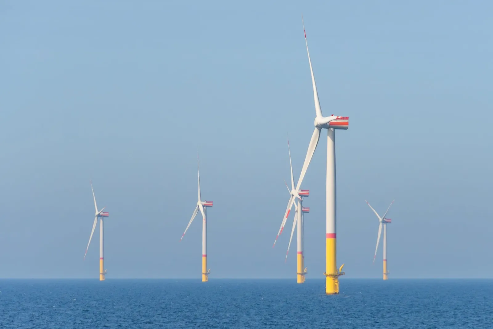 Ostsee mit Windrädern am Horizont