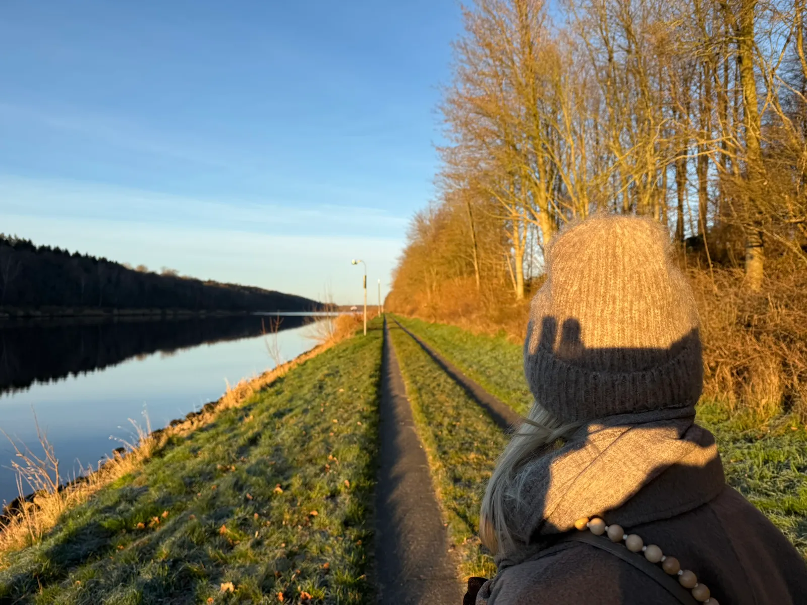 A walk on the path along the Kiel Canal